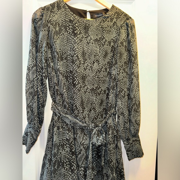 Green and black dress dynamite size 6 with tie belt. Worn once. - Picture 2 of 4